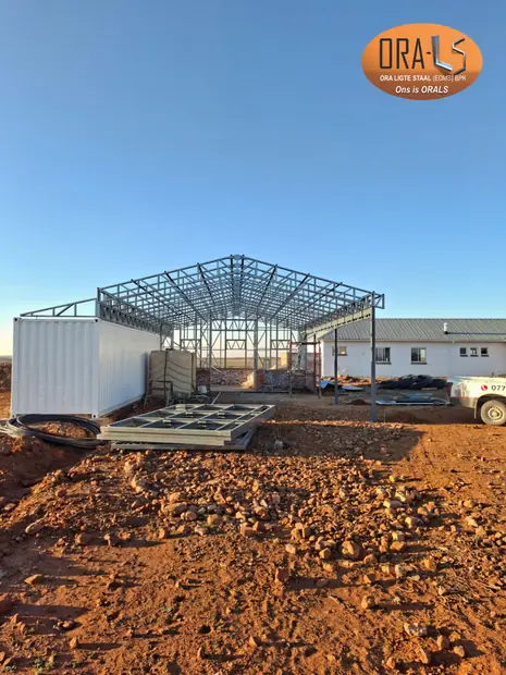 Warehouse stoor commercial using ORALS-supplied structural systems and materials